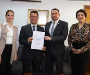 Tomás Zambrano recibió de Ebal Díaz y funcionarios el proyecto. Foto: Twitter/Congreso Nacional