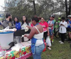 Las baleadas recién hechas y una horchata son el complemento perfecto para los competidores de la Sexta Vuelta Ciclística. Foto: Yinely Suazo/ELHERALDO