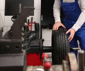 Si algún rim de su vehículo ha sufrido alguna deformación por golpe o accidente, repare primero ese daño antes de balancear la llanta, pues resultará fútil intentar balancear el conjunto sin subsanar el daño en el rim.