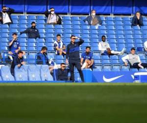 El entrenador jefe del Chelsea, Frank Lampard, observa el partido de fútbol de la Premier League inglesa entre el Chelsea y los Wolverhampton Wanderers. Foto AFP