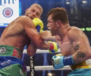 Miles de mexicanos agitaron banderas, algunas de las cuales decían: “Vamos Canelo”. Foto:AP