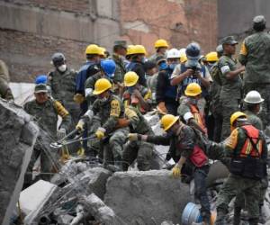Gran parte de los capitalinos no durmieron, temerosos de una fuerte réplica y pendientes de los rescates en la cuarentena de edificios colapsados en Ciudad de México. Foto: AFP