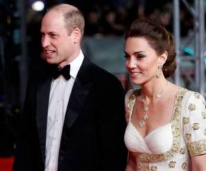 El príncipe William, duque de Cambridge, y la británica Catherine, duquesa de Cambridge llegan a los Premios de la Academia Británica de BAFTA en el Royal Albert Hall de Londres. Fotos: AFP/AP.