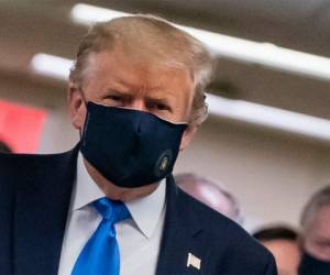 El presidente de los Estados Unidos, Donald Trump, quien durante meses se negó a alentar el uso de máscaras como una forma de combatir el coronavirus. Foto: Agencia AFP.