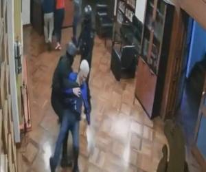 Esta imagen corresponde a la invasión a la Embajada de México en Ecuador.