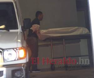 Momento en que el cadáver de 'Yeca' es ingresado a la morgue capitalina. Foto Alex Pérez| EL HERALDO
