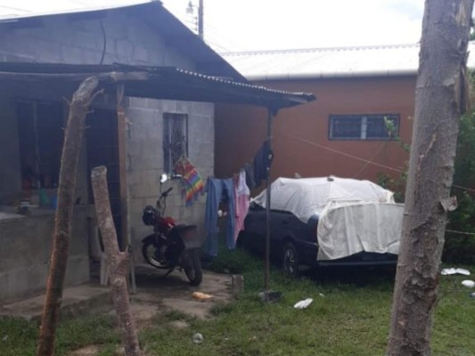 El vehículo fue hallado en el patio de una vivienda.