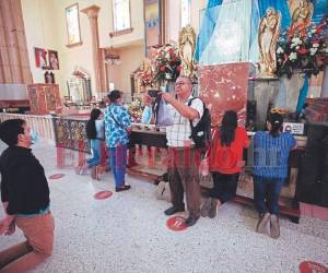 Don Santiago se tomó una selfi con la imagen de la Morenita.