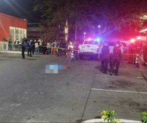 El cuerpo de Hencel Abkins Lazo Rodríguez quedó boca arriba en medio del estacionamiento del centro comercial frente a la UNAH. Foto: Cortesía Radio América.