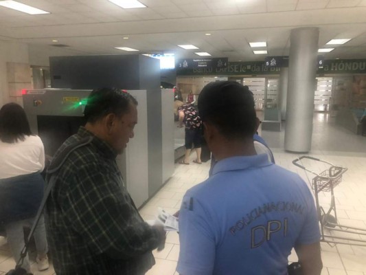 El hombre de la tercera edad fue detenido en el aeropuerto Toncontín por agentes de la Policía Internacional (Interpol).
