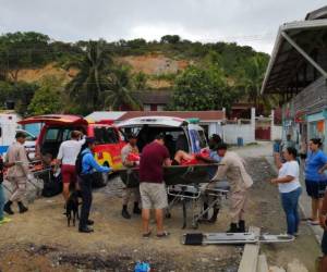 Según versiones preliminares estas personas se encontraban realizando reparaciones en una embarcación cuando se suscitó la explosión. (Foto: Bomberos HN)
