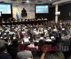 Entre aplausos celebraron los diputados la aprobación de la modificación del Presupuesto 2022 en el hemiciclo.