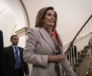 Primero debe anunciar a las 10 de la mañana quienes son los 'fiscales designados', es decir, los congresistas demócratas de la Cámara que cruzarán el Capitolio para llevar la acusación al Senado. Foto: AFP.