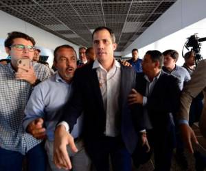 El líder opositor venezolano Juan Guaidó (centro) llega al aeropuerto internacional Simón Bolivar en La Guaira, Venezuela, el 11 de febrero de 2020.