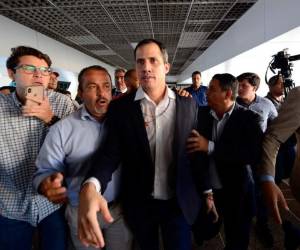 El líder opositor venezolano Juan Guaidó (centro) llega al aeropuerto internacional Simón Bolivar en La Guaira, Venezuela, el 11 de febrero de 2020.