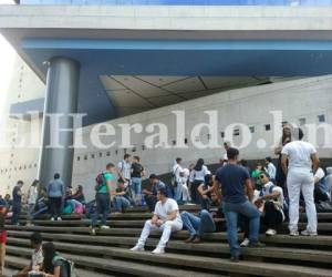 El plantón estudiantil se realizará en los bajos del edificio administrativo de Ciudad Universitaria, donde están reunidos un grupo de jóvenes, foto: Alejandro Amador/El Heraldo.