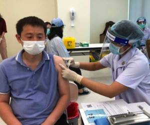 La diplomacia de las vacunas de China ha tenido un éxito sorprendente: ha prometido cerca de 500,000 dosis a más de 45 naciones. FOTO: AP
