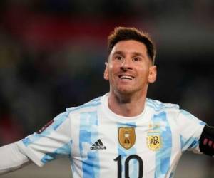 El delantero argentino Lionel Messi celebra tras marcar el tercer gol en la victoria 3-0 ante Bolivia por las eliminatorias del Mundial. Foto: AP
