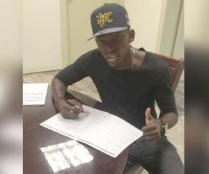 El delantero Alberth Elis posa para la página web del club mexicano (Foto: Redes)