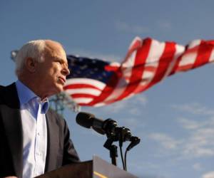 El senador estadounidense John McCain, quien falleció este sábado a los 81 años de cáncer cerebral, dedico 35 años de su vida a la política tras una carrera militar interrumpida al ser tomado prisionero durante la guerra de Vietnam. (Foto: AFP)