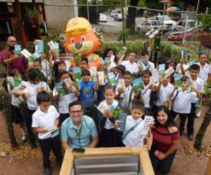 Alumnos de la Escuela Paquita Guerrero, impresionados con las abejas meliponas