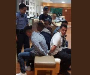 Las cinco personas detenidas en el centro comercial. Foto: Twitter