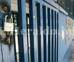 Soldadas están las puertas de algunos edificios.