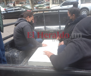 Momento en que los familiares retiraban los restos del pequeño de las instalaciones de la morgue.