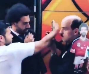 Momento cuando el aficionado casi lesiona a Mohamed Salah. Foto: Twitter