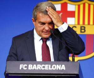 El presidente del club Barcelona, Joan Laporta, dijo que retener al delantero habría sido riesgoso y ni siquiera el mejor jugador del mundo valía la pena arriesgar el futuro del equipo. Foto: AP.