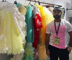 Mohamed ElMadawy, diseñador de Elmadawy, posa para una foto durante un día de prueba detrás de escena de NYFW para el desfile Flying Solo con un colectivo de diseñadores locales. Foto: Agencia AFP.