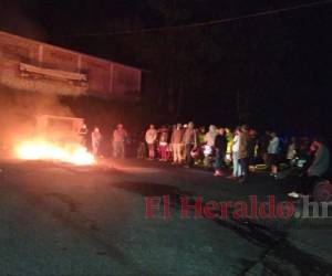 Hasta el sector llegaron elementos antimotines para dispersar a los manifestantes que exigen justicia para Félix Velásquez Artica.