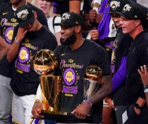 'Significa mucho representar a esta franquicia. Cuando llegué le dije a Jeanie (Buss, propietaria de los Lakers) que quería devolver a esta franquicia al lugar al que pertenece', recordó James, que cumple su segunda temporada en Los Ángeles. Foto: AP