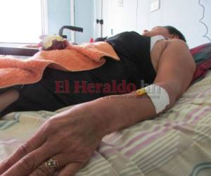 Centenares de padres de familia llevan a sus hijos en busca de atención médica. En lo que va del año, las autoridades de Salud confirman por laboratorio la muerte de 58 personas, en su mayoría niños. Foto: EL HERALDO.