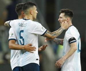 Lionel Messi celebra con sus compañeros de la selección de Argentina uno de los goles en la Copa Oro. Foto:AP