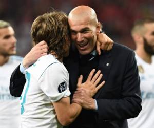 El entrenador francés del Real Madrid, Zinedine Zidane celebra con la centrocampista croata del Real Madrid Luka Modric. Foto AFP