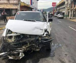 Una colisión entre un vehículo tipo pickup y un rapidito se reportó este miércoles en San Pedro Sula. Cuatro personas resultaron heridas. Foto: EL HERALDO