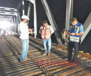 Los trabajos en el puente se harán por la noche durante 20 días para avanzar en el encofrado de madera y luego en la losa de cemento. Foto: El Heraldo