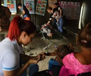 Debido a la alta incidencia de casos de dengue en La Paz y otros departamentos de Honduras, las autoridades tuvieron que instalar carpas afuera de los centros de atención. Foto: Agencia AFP