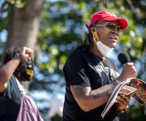 Andrea Jenkins, vicepresidenta del Consejo Municipal de Minneapolis, habla con miembros de la comunidad durante un encuentro en Powderhorn Park, Minneapolis. (Jerry Holt/Star Tribune vía AP)