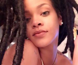 Rihanna bebió repetidamente de su ánfora durante el show. Foto Instagram.