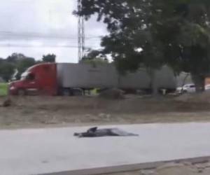 Hasta el momento se desconoce la identidad de la víctima, quien quedó en medio de la calle.