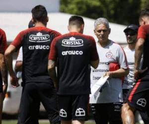 Reinaldo Rueda, técnico de Chile, liberó de manera inmediata a todos los futbolistas para que retornen a sus clubes. Foto: Agencia AFP.