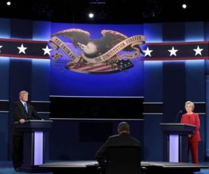 Donald Trump y Hillary Clinton se enfrentan en un intenso debate presidencial, marcado por sus altos índices de impopularidad, foto: AFP.