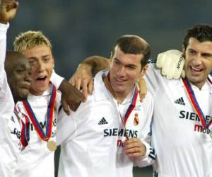 En esta foto de archivo tomada el 03 de diciembre de 2002, jugadores estrella del Real Madrid, de izquierda a derecha: Claude Makelele de Francia, José María Gutiérrez de España, Zinedine Zidane de Francia y Luis Figo de Portugal, celebran su victoria sobre el Olimpia de Paraguay durante una ceremonia de entrega de premios para la Copa Toyota, campeonato del club de fútbol de Europa y Sudamérica, en el Estadio Internacional de Yokohama el 03 de diciembre de 2002. El Real Madrid venció por 2-0 al Olimpia paraguayo. Foto AFP