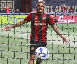 El venezolano Josef Martínez, del Atlanta United, festeja un gol conseguido por su compañero Chris McCann frente al Fire de Chicago. (Foto: AP)