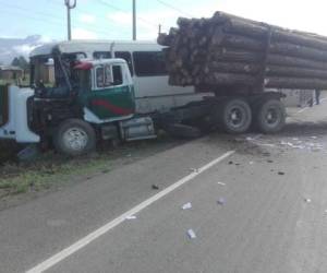 El accidente ocurrido en Guaimaca dejó como saldo varias personas heridas y daños materiales en ambos vehículos. Foto: Cortesía