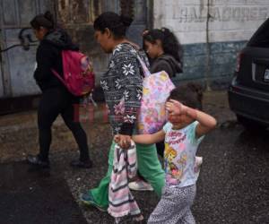 En las caravanas de migrantes que salieron de Honduras en 2018, los menores de edad viajaron a jalones, cruzaron ríos y durmieron en la calles en la mayor parte del trayecto. (Foto: AFP)