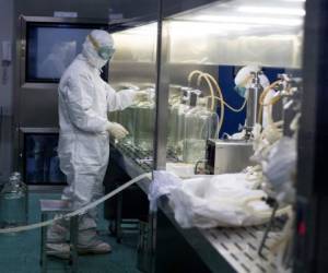 Los laboratorios chinos compiten para elaborar una vacuna contra esta enfermedad que se ha cobrado la vida de más de 450,00 personas en el mundo. Foto: AFP