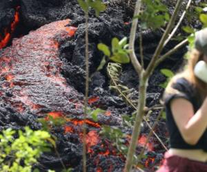 Alrededor de 2,000 personas han sido evacuadas de áreas residenciales que se encuentran en el camino de las coladas de lava y a causa de los humos tóxicos. Foto: AFP